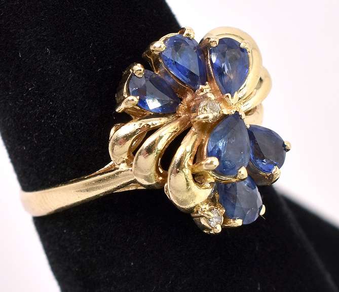 Stunning Blue Sapphire Ring In 14K Yellow Gold