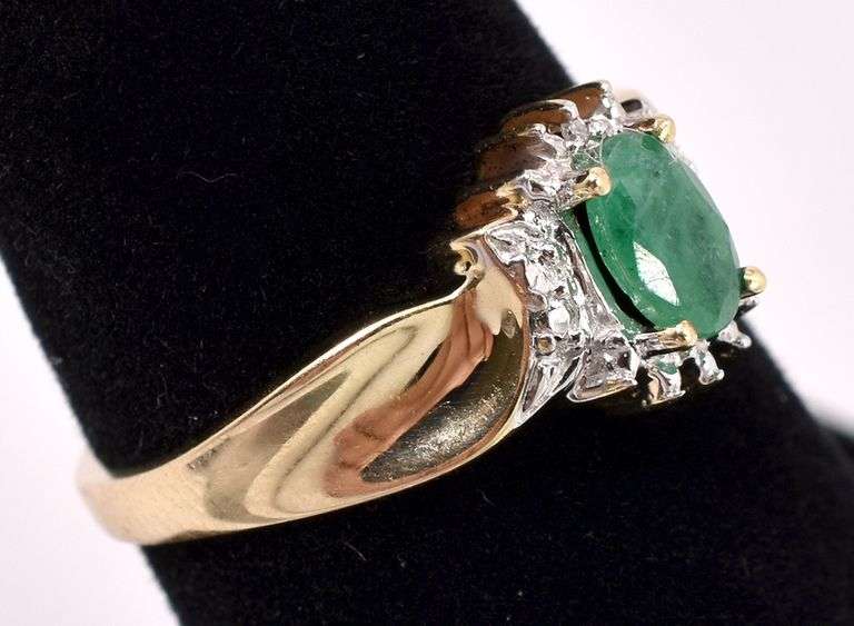 Stunning Emerald Ring In Yellow Gold
