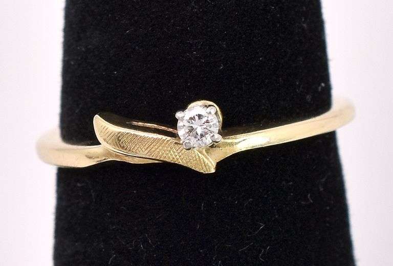 Gorgeous Diamond And Leaf Ring In 14K Yellow Gold