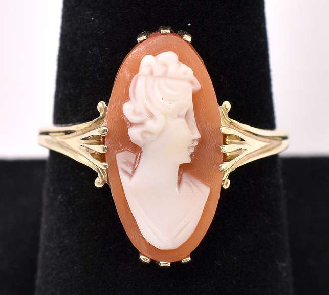 Elegant Cameo Ring In Yellow Gold