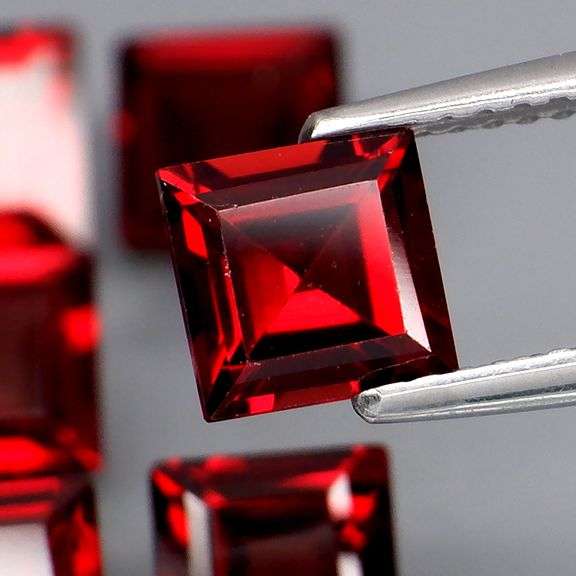 Set of 6 top red VS Garnets weighing 8.33 carats