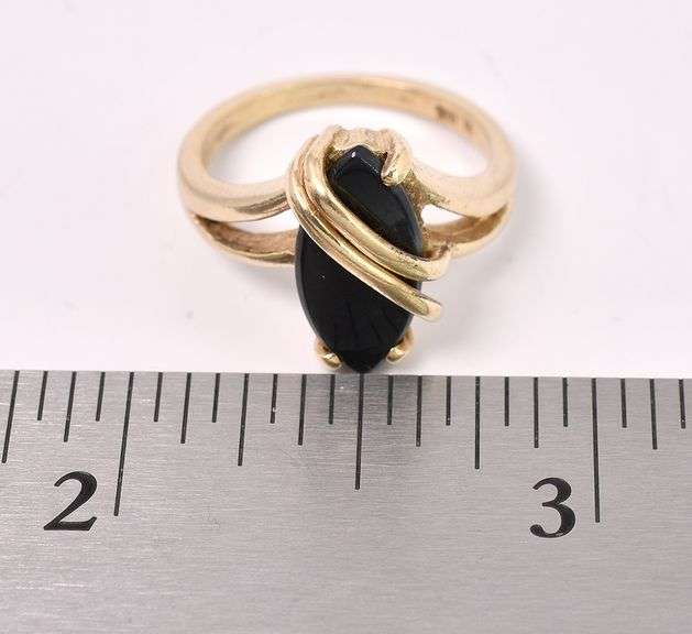 Elegant Black Onyx Ring In Yellow Gold