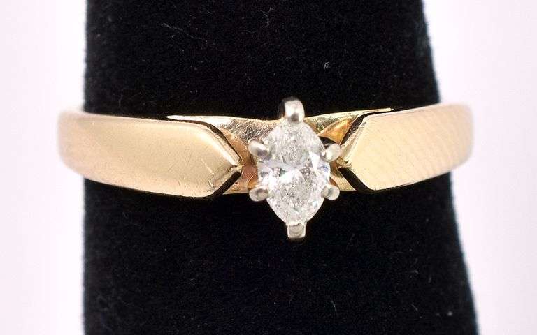 Elegant Diamond Ring In Yellow Gold