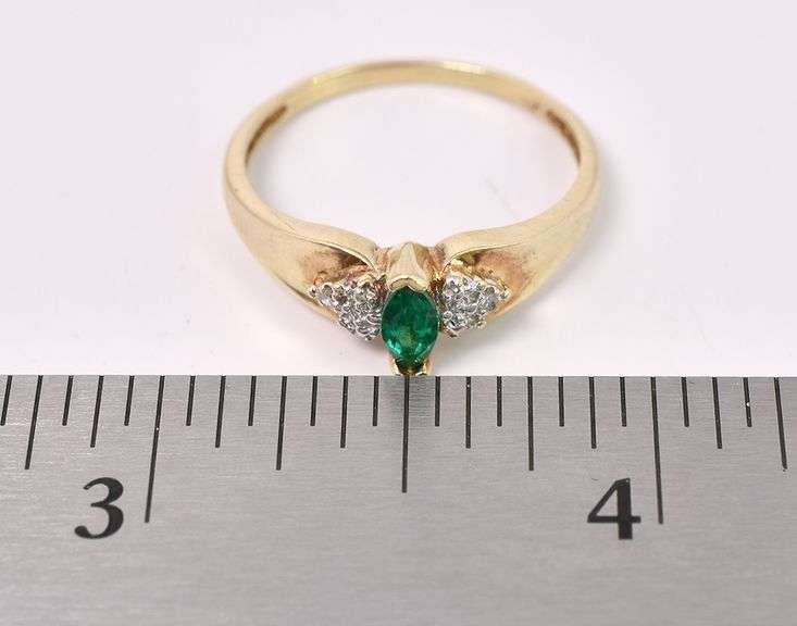 Ravishing Emerald Ring In Yellow Gold
