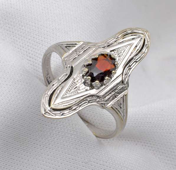 Nicely Styled WG Garnet Ring