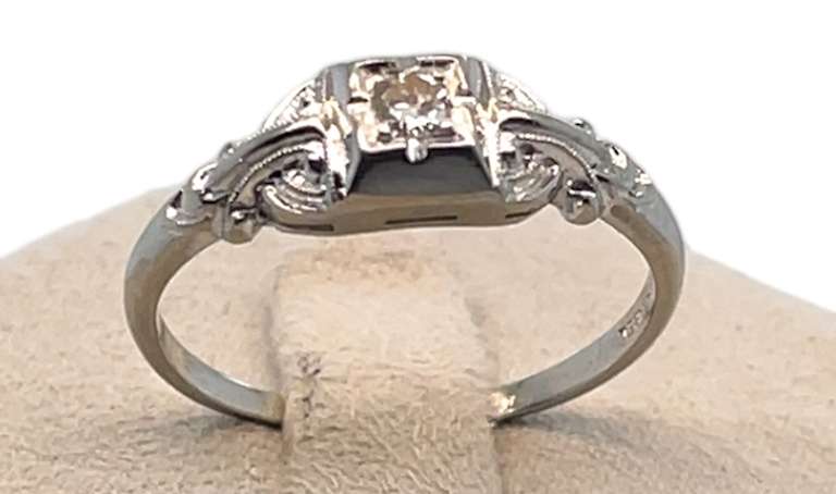 18K WHITE GOLD ENGAGEMENT RING WITH DIAMONDS