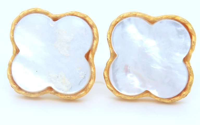 Stunning 18kt Yellow Gold Mop Clover Stud Earrings