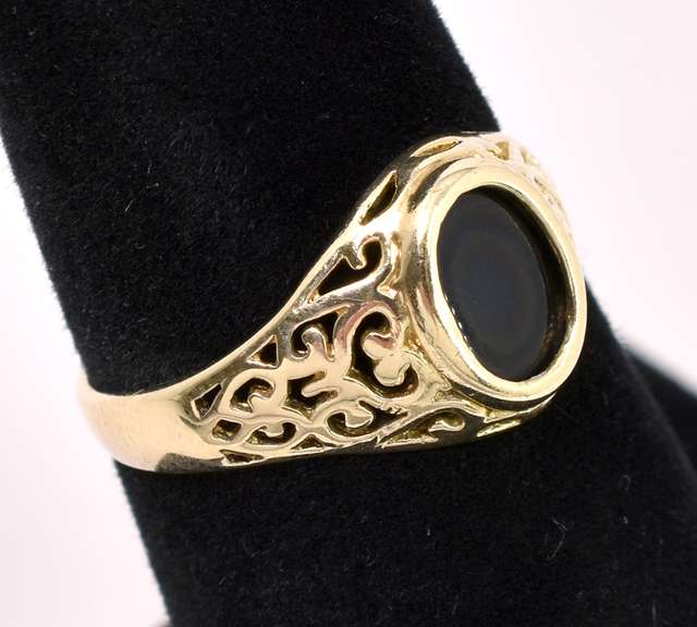Amazing Purple Amethyst Ring In 14K Yellow Gold