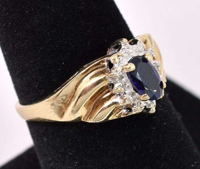Elegant Blue Sapphire Ring In Yellow Gold