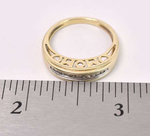 Elegant Diamond Ring In Yellow Gold