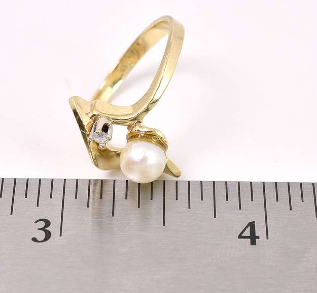 Interesting Pearl Ring In 14K Yellow Gold