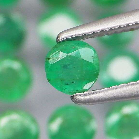 Bright! Top green 2.96ct Colombian Emerald set