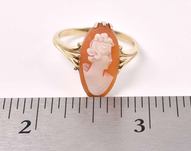Elegant Cameo Ring In Yellow Gold