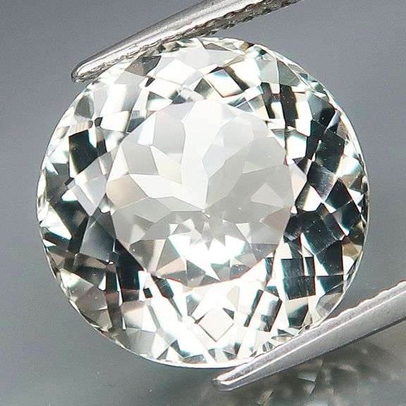 Dazzling 12.64ct UNTREATED white Topaz