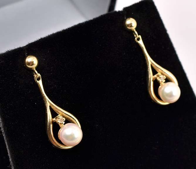 Elegant Dangle Pearl Earrings In 14K Yellow Gold