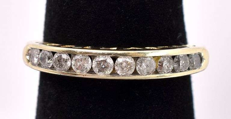 Lovely Diamond Ring In Yellow Gold