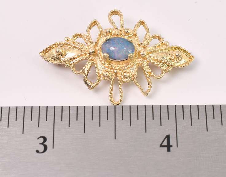 Elegant Opal Broche In 14K Yellow Gold