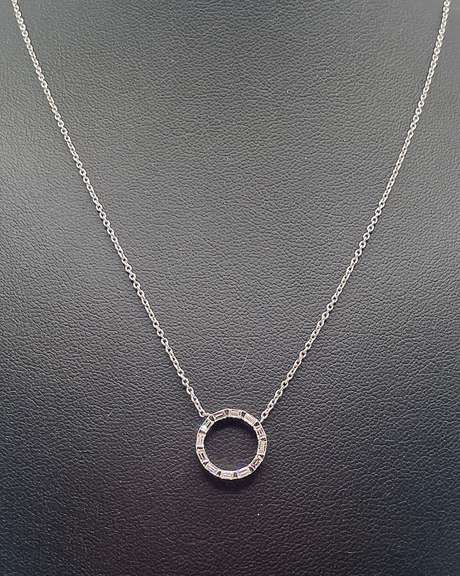 Sublime 18kt White Gold Necklace With Circular Diamond Pendant
