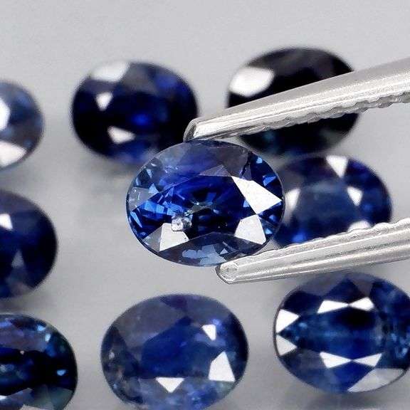 Gorgeous 4.83ct natural blue Sapphire set