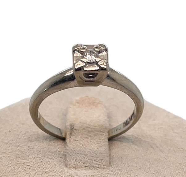14K WHITE GOLD ENGAGEMENT RING WITH DIAMOND