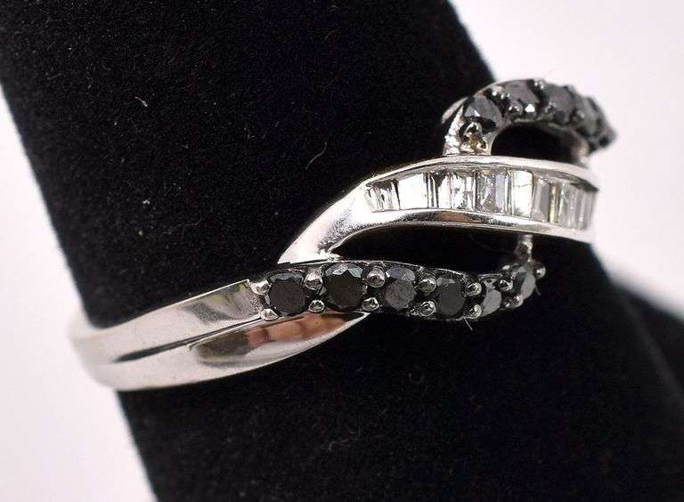 Elegant Black Diamond Ring In Yellow Gold