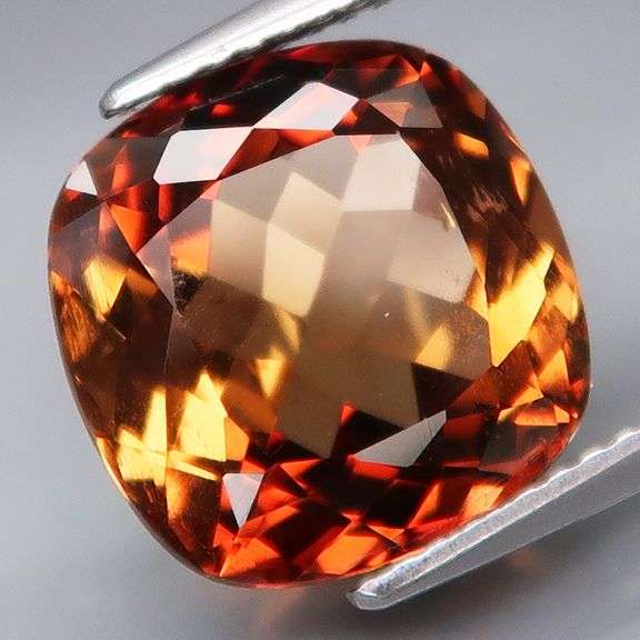 Exquisite 8.15ct bi-color Imperial Topaz