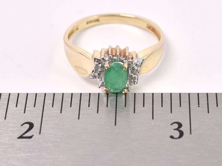 Stunning Emerald Ring In Yellow Gold
