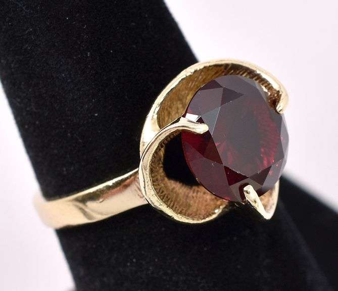Amazing Ruby Ring In Yellow Gold