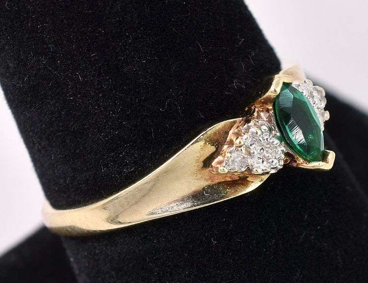 Ravishing Emerald Ring In Yellow Gold