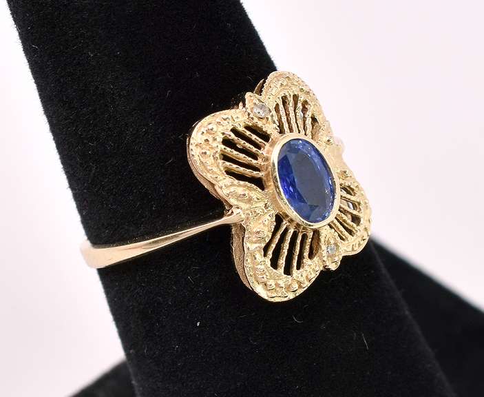 Beautiful Blue Sapphire Ring In 14K Yellow Gold