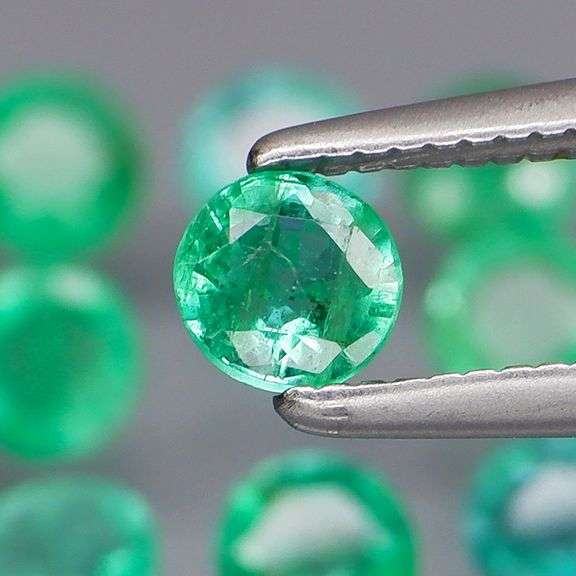 Vivid! Top green 2.54ct Colombian Emerald set