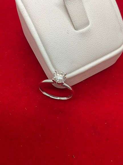 CERTIFIED BRAND NEW 14K WHITE GOLD AND DIAMOND SOLITAIRE RING. 0.96 CARAT