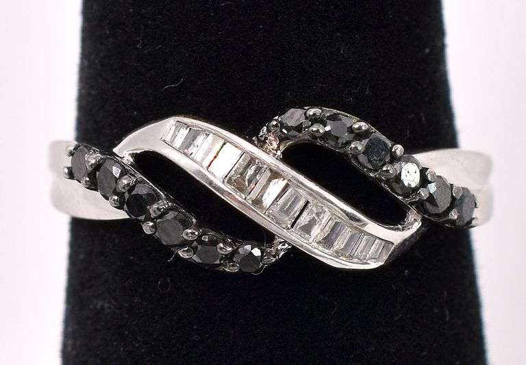 Elegant Black Diamond Ring In Yellow Gold