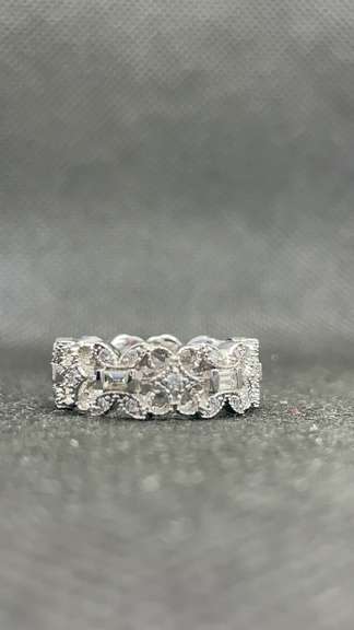 ANTIQUE DESIGN 14K WHITE GOLD EMBELLISHED ROUND AND BAGUETTE DIAMOND RING (0.65 CARAT T.W.)