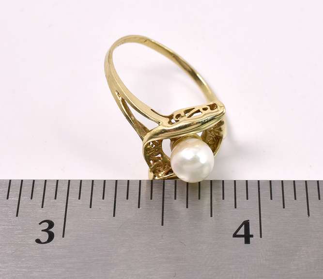 Beautiful Pearl Ring In Yellow Gold