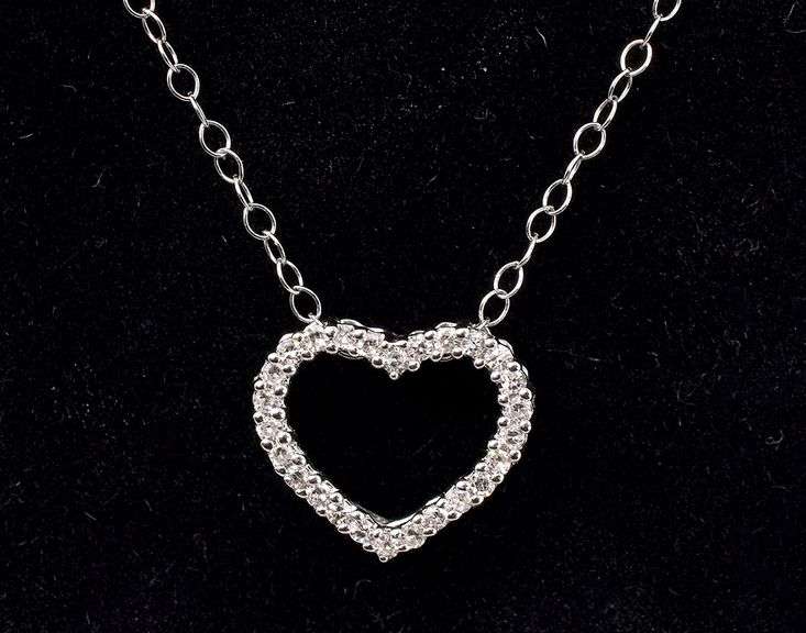 Splendid Diamond Heart Pendant Necklace In 14K White Gold