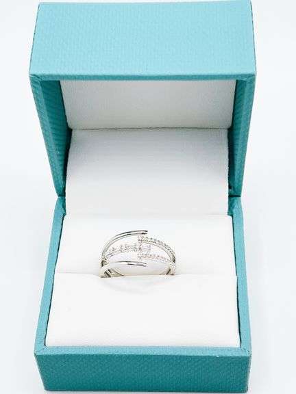 Elegant Contemporary 18k White Gold Diamond Ring
