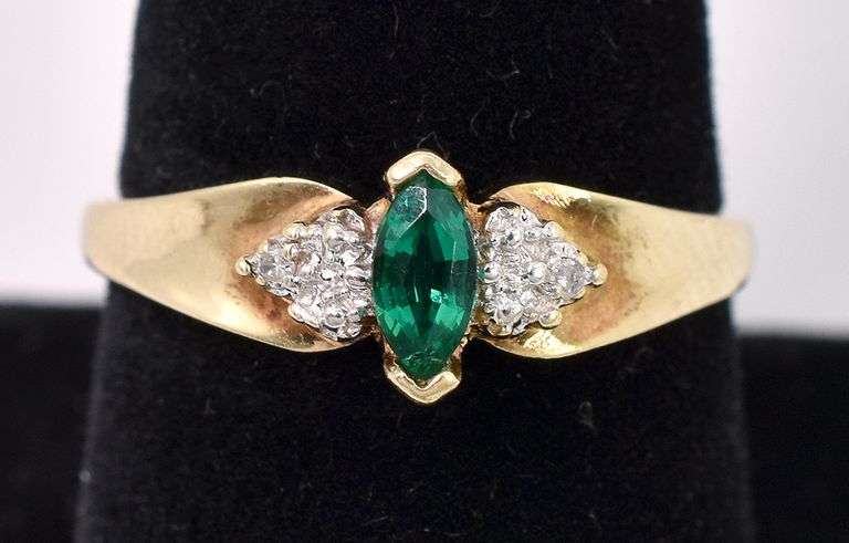 Ravishing Emerald Ring In Yellow Gold