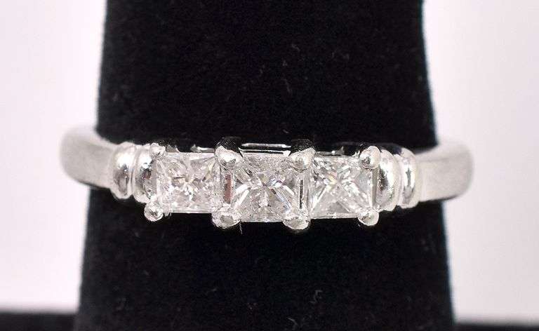 Beautiful Diamond Ring In White Gold