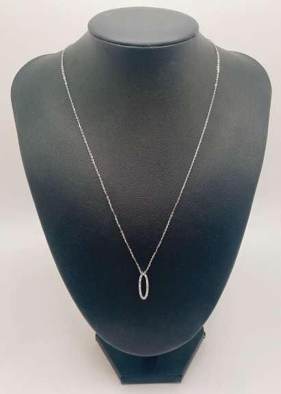 Chic 18kt White Gold Necklace With Elongated Oval Diamond Pendant