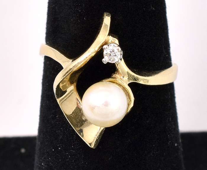 Interesting Pearl Ring In 14K Yellow Gold