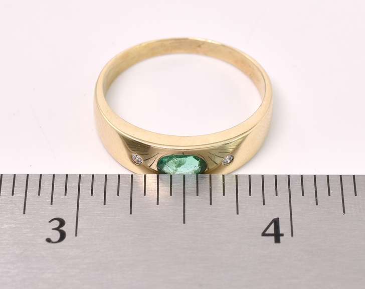 Sturdy Emerald Ring In 14K Yellow Gold