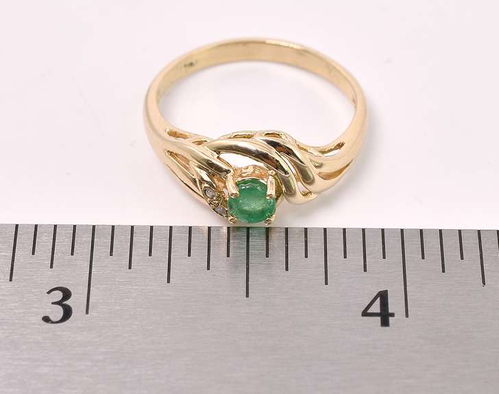 Simply Beautiful Emerald Ring In 14K Yellow Gold