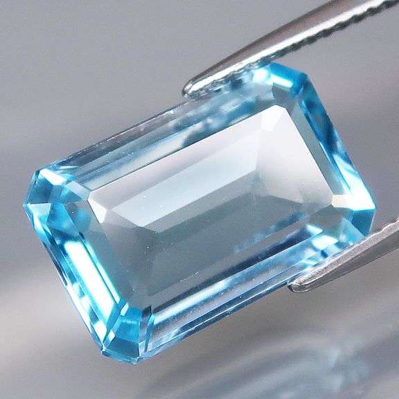 Beautiful 8.29ct emerald cut Topaz