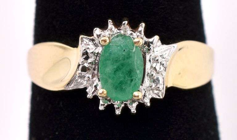 Stunning Emerald Ring In Yellow Gold