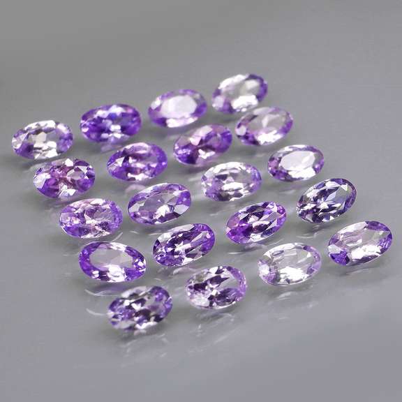 Glittering 4.35ct bright blue violet Tanzanite set