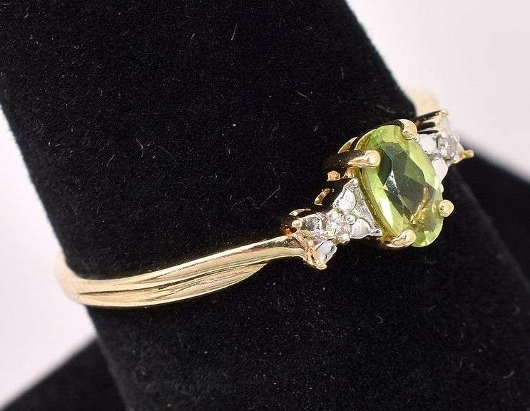 Elegant Peridot Gem Ring In Yellow Gold