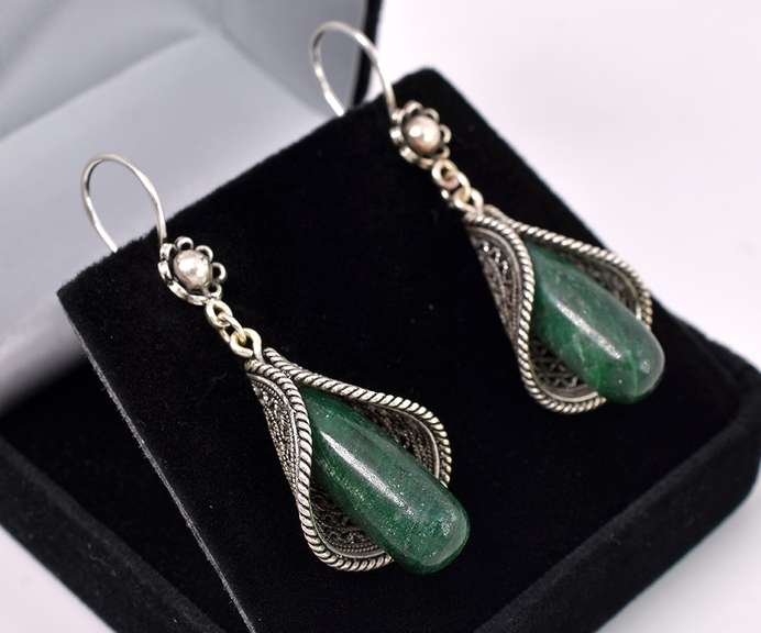 Elegant Green Stone Earring In Sterling Silver