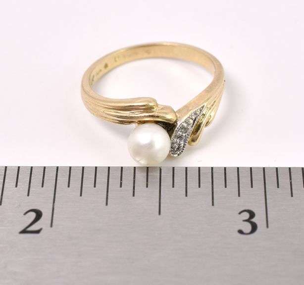 Alluring Pearl And Diamond Ring In Yellow Gold