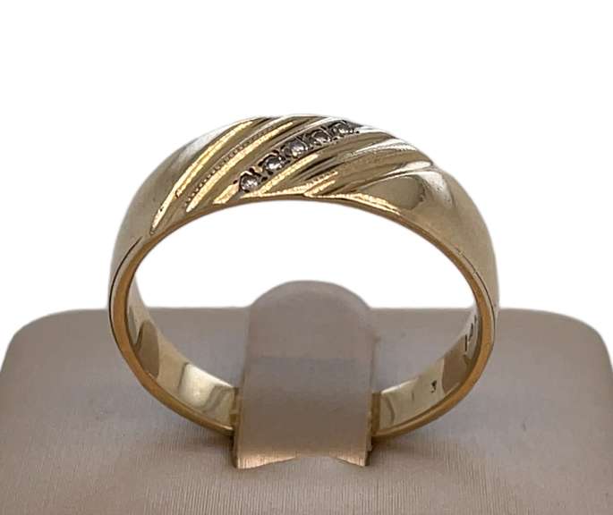 14K GOLD BAND RING WITH DIAMONDS